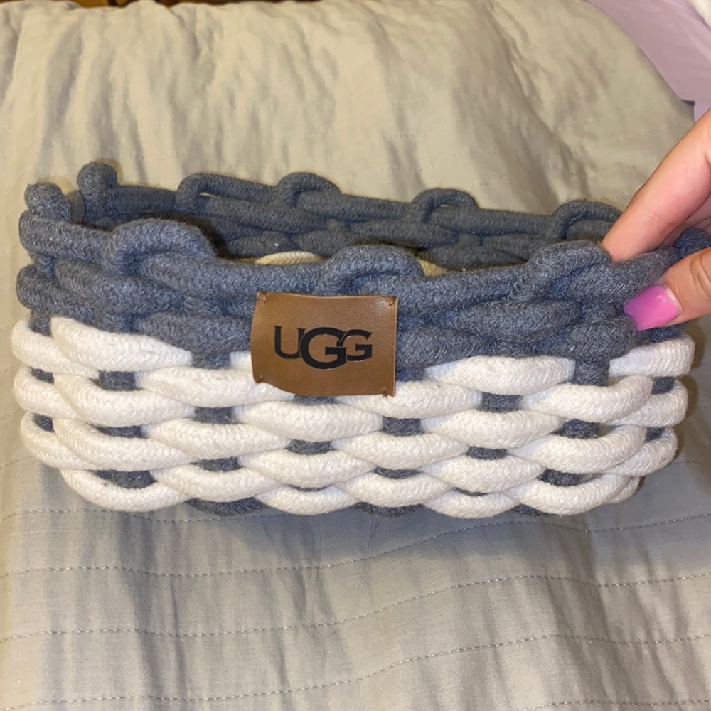 UGG basket. One size. White and grey.